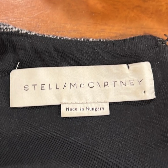 Stella McCarthy gray sleevless fit and flare dress with floral details - Picture 6 of 10